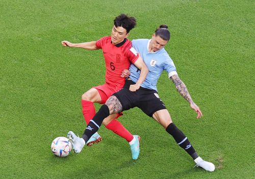 Darwin Nunez tranh chấp quyết liệt