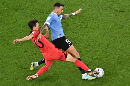 Pha tranh bóng giữa tiền vệ Lee Jae-sung (trái) tuyển Hàn Quốc và Matias Vecino tuyển Uruguay. (Ảnh: AFP/TTXVN)