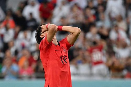 Hwang Ui-Jo tiếc nuối sau khi dứt điểm vọt xà. (Ảnh; AFP/TTXVN)