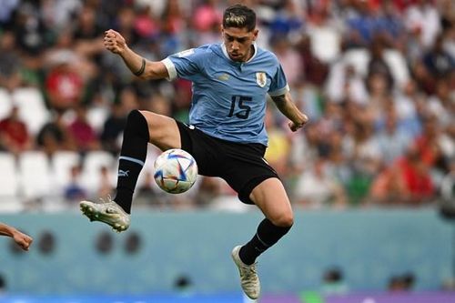 Valverde khống chế bóng trước khi tung ra cú volley chân trái rất nhanh đưa bóng đi vọt xà ngang. (Ảnh: AFP/TTXVN)