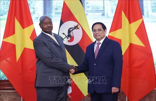 Thủ tướng Phạm Minh Chính và Tổng thống Uganda Yoweri Kaguta Museveni chụp ảnh chung. Ảnh: Dương Giang/TTXVN