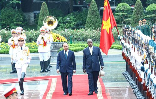 Chủ tịch nước Nguyễn Xuân Phúc và Tổng thống Uganda Yoweri Kaguta Museve duyệt Đội danh dự Quân đội nhân dân Việt Nam (Ảnh: VPCTN)