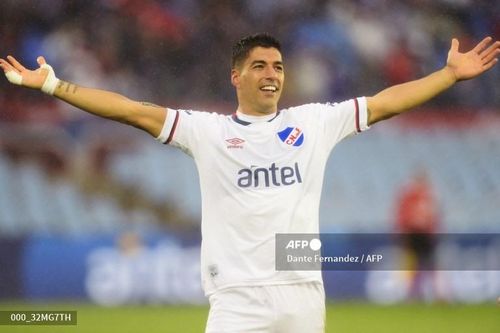 Luis Suarez có thể là mối nguy hiểm với bất kỳ hàng phòng ngự nào. Ảnh: AFP