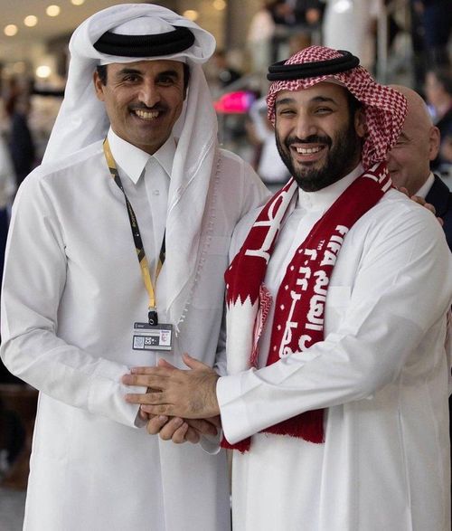 Tiểu vương Qatar, Sheikh Tamim bin Hamad al-Thani (trái), chụp ảnh cùng Thái tử Saudi Arabia Mohammed bin Salman tại lễ khai mạc ở Doha. Ảnh: ABACA.