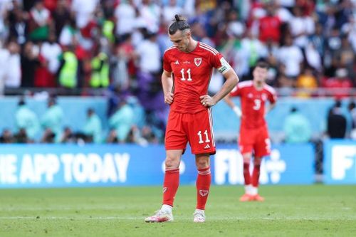  Ngôi sao Gareth Bale cúi đầu bất lực. Anh không thể tỏa sáng giúp Xứ Wales có điểm trước Iran. Trước hàng thủ Iran, cựu sao Real để lại rất ít dấu ấn, không có cơ hội nguy hiểm nào đáng kể. Ở lượt trước, Bale ghi bàn trên chấm phạt đền, giúp đội hòa 1-1 trước Mỹ. 