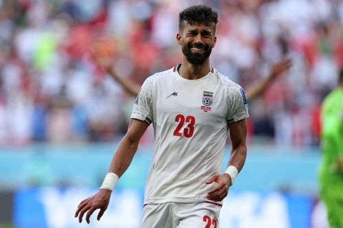  Xứ Wales sụp đổ chỉ trong 3 phút. Phút bù giờ 90+11, Ramin Rezaeian ấn định thắng lợi 2-0 cho Iran bằng cú bấm bóng kỹ thuật. Số 23 của Iran chực khóc với kết quả không tưởng của mình và đồng đội sau 90 phút căng mình chơi đôi công với Xứ Wales. 