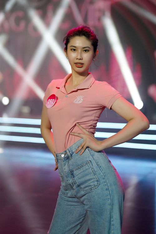 Lăng Ngọc Nhi (SBD 092) đang là sinh viên Khoa Ngôn ngữ Nhật tại ĐH Kinh tế - Tài chính TP.HCM. Cô tạo dáng trên sân khấu tổng duyệt khi bắt gặp ống kính phóng viên.