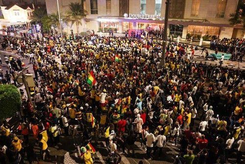 Dù đã cố bổ sung các phòng ở trên tàu, lều... số phòng ở Qatar cũng không đáp ứng đủ cho số cổ động viên đến xem World Cup.