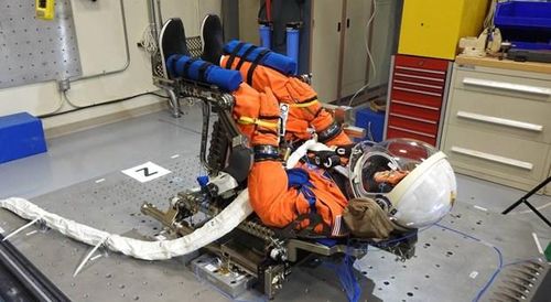 Ngồi trên ghế chỉ huy nhiệm vụ là manơcanh Moonikin Campos. (Nguồn:NASA)