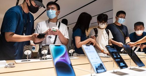  iPhone 14 ghi nhận tình trạng thiếu hàng tại nhiều cửa hàng truyền thống và website trực tuyến. Ảnh: CBS. 