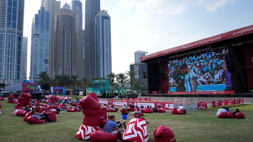 Người hâm mộ theo dõi trận đấu giữa Saudi Arabia và Argentina. Ảnh: AP.