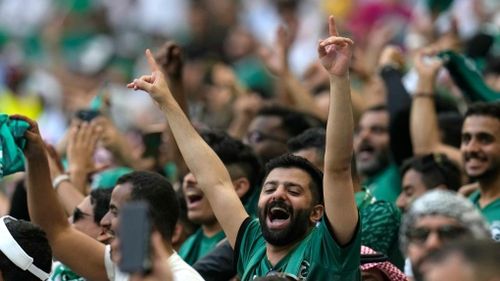 Động thái đình chỉ phát sóng Tod TV khiến nhiều cổ động viên Saudi Arabia bức xúc, đặc biệt sau khi họ vừa ăn mừng chiến thắng trước Argentina. Ảnh: AP.
