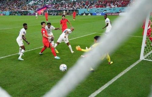  Hai cầu thủ Ghana tung cú dứt điểm nhưng bàn thắng được tính cho Salisu. Ảnh: Getty Images. 