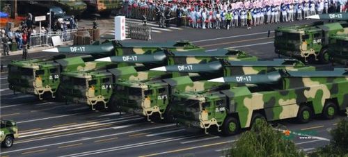 Tên lửa siêu thanh tầm trung DF-17 của Trung Quốc trong cuộc duyệt binh ở Bắc Kinh.