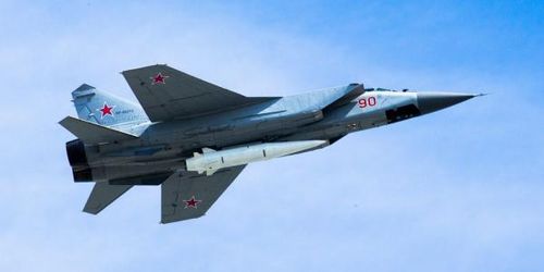 Máy bay MiG-31K của Không quân Nga mang theo tên lửa Kh-47M2 Kinzhal trên bầu trời Moscow.