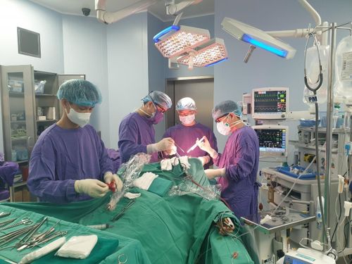 Các bác sĩ phẫu thuật mở sọ giải ép cho bệnh nhân sau khi truyền khối tiểu cầu. Ảnh: BVCC.