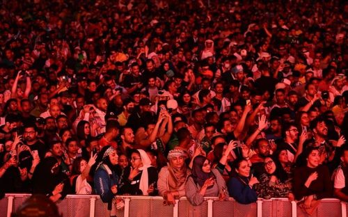 Đám đông tại một sự kiện đồng hành của World Cup 2022 ở Doha, Qatar. Ảnh: Coen Lammers.
