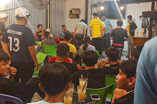 Hiện trường tổ chức đánh bạc bằng hình thức cá độ bóng đá World Cup trong quán cà phê