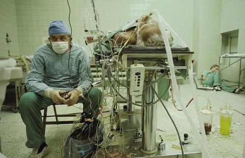 Bác sỹ và các trợ lý mệt mỏi sau một ca phẫu thuật ghép tim thành công kéo dài 23 giờ. (ảnh: James Stanfield)