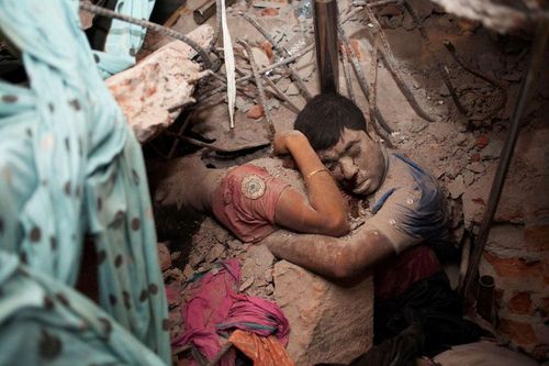 Cặp vợ chồng ôm nhau chết trong vụ sập nhà máy ở Banglasdesh. (ảnh: Taslima Akhter)