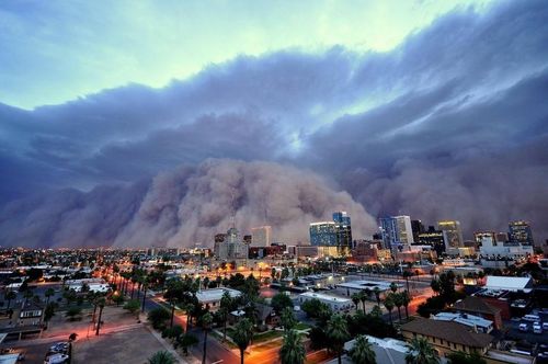 Một cơn bão bụi khổng lồ bao trùm thành phố Phoenix, Arizona, Mỹ.