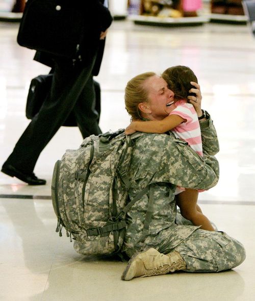 Nữ quân nhân Terri Gurrola đoàn tụ với con gái sau khi phục vụ tại Iraq 7 tháng. (ảnh: Louie Favorite)