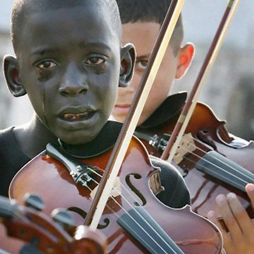 Diego Frazão Torquato, 12 tuổi, người Brazil chơi violon trong đám tang của thầy mình. Bằng âm nhạc,, người giáo viên đã giúp cậu thoát khỏi đói nghèo và bạo lực.