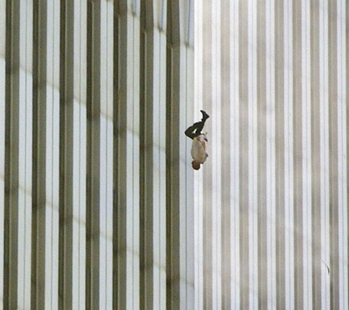 Người đàn ông nhảy khỏi tòa nhà WTC khi nó bị chiếc máy bay đâm vào ngày 9/11/2001. (Ảnh: Richard Drew)