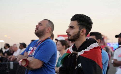 Người hâm mộ ủng hộ Palestine tại World Cup Qatar. (Ảnh: Reuters)