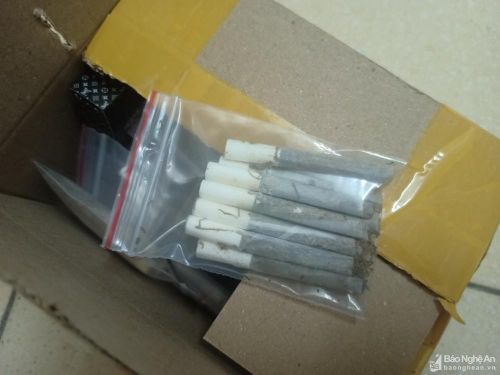 Một số đối tượng còn buôn bán loại thuốc lá quấn, loại này có chứa chất kích thích, gây ảo giác rất có hại cho sức khỏe. Ảnh: Tiến Đông 