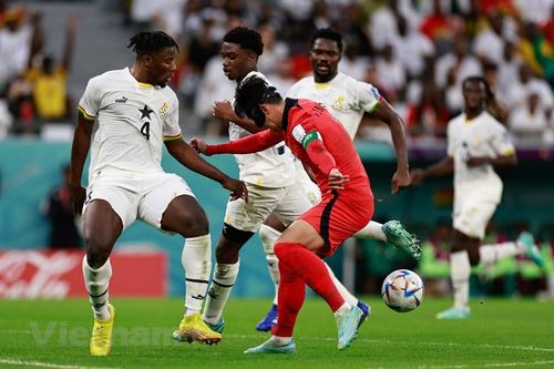  Một pha tranh bóng của Son Heung-min với các cầu thủ Ghana. (Ảnh: Hải An/Vietnam+) 