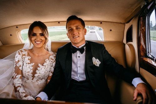  Laura Slowiak bắt đầu hẹn hò với Piotr Zielinsk từ năm 2013 và kết hôn vào năm 2019. Sau đó đến năm 2021, gia đình nhỏ có thêm bé trai đáng yêu Maksymilian. Bóng hồng người Ba Lan tốt nghiệp chuyên ngành Phân tích y tế nhưng chuyển hướng sang hoạt động người mẫu nhờ gương mặt sắc sảo và vóc người nóng bỏng. 