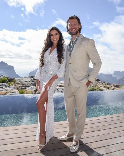  Celia Jaunat và ông xã Grzegorz Krychowiak có 9 năm bên nhau trước khi làm đám cuới vào năm 2019. Cặp đôi gặp nhau khi Celia đang học đại học còn Grzegorz thi đấu cho Reims dưới dạng cho mượn. Mỹ nhân Pháp là người mẫu chuyên nghiệp có hơn 200.000 người theo dõi trang cá nhân, nơi cô thường khoe những tấm ảnh nóng bỏng với thân hình săn chắc. 