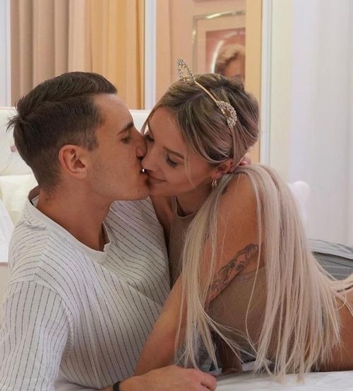  Claudia Kowalczyk hơn bạn trai Jakub Kiwior đến 8 tuổi nhưng cặp đôi vẫn có câu chuyện tình đẹp từ năm 2020. Cả hai thường xuyên chia sẻ những khoảnh khắc tình tứ khiến ai cũng ngưỡng mộ. Người đẹp 30 tuổi là vũ công nổi tiếng khi đăng quang Nữ hoàng Cuộc thi Twerk của Đức năm 2017. Cô cũng lọt vào bán kết Giải vô địch Twerk châu Âu năm 2018. 
