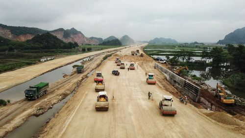  Thi công cao tốc Bắc - Nam. Ảnh: Ngọc Tân. 
