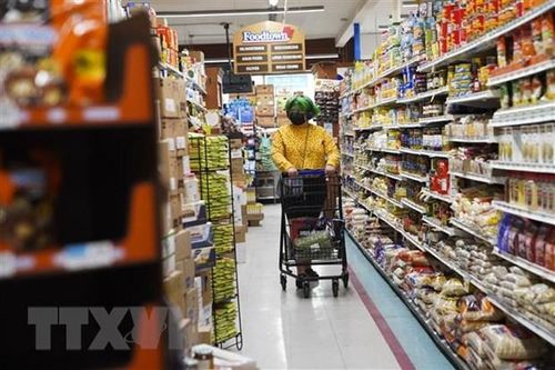 Người dân mua sắm tại New York, Mỹ. (Ảnh: THX/TTXVN)