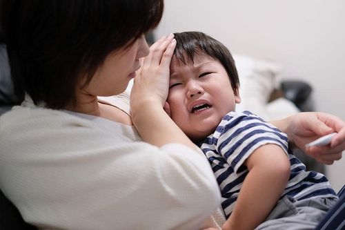 Các gia đình có con nhỏ thường lo lắng khi con sổ mũi, ho hoặc sốt. Ảnh: Healthychildren.