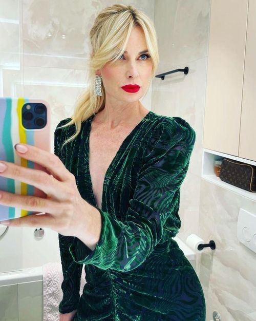 Iris Rajcic là bạn gái của Marko Livaja. Dù chưa kết hôn, cặp đôi có chung hai người con Elizabet và Lorenzo. Iris cũng là người hâm mộ lớn của bạn trai khi liên tục mặc áo đấu và cổ vũ cho những trận cầu có sự xuất hiện của chàng tiền đạo 29 tuổi. Mỹ nhân Croatia là người mẫu kiêm huấn luyện viên thể hình cá nhân.