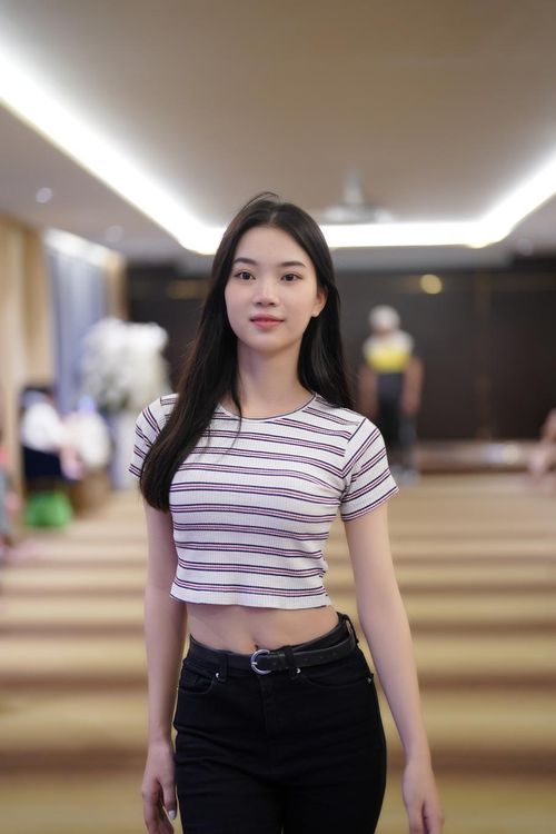 Hoàng Hương Giang là một trong những thí sinh có số đo ba vòng ấn tượng. Cô gái mang số báo danh 177 có chiều cao 1,73 m cùng số đo ba vòng 71-57-87.