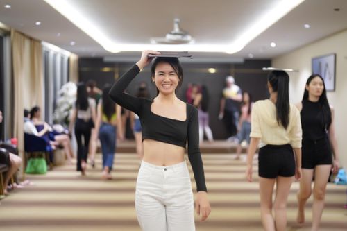 Bùi Hoàng Yến khoe vòng eo 62 cm thông qua mẫu áo crop top cắt xẻ gợi cảm.