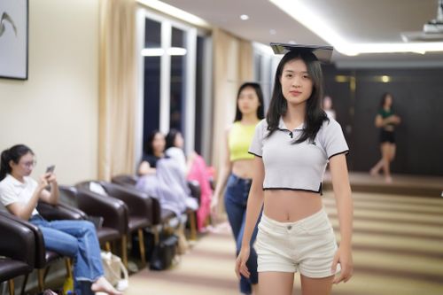 Hồ Thị Yến Nhi là thí sinh cao nhất mùa giải năm nay. Số đo ba vòng của cô gái đến từ Thừa Thiên - Huế là 76-61-89. Chia sẻ với Tiền Phong, thí sinh mang SBD 369 cho biết lợi thế trình diễn, từng dạy catwalk cho một số học viên giúp cô dễ bắt nhịp trong cuộc thi Hoa hậu Việt Nam 2022.