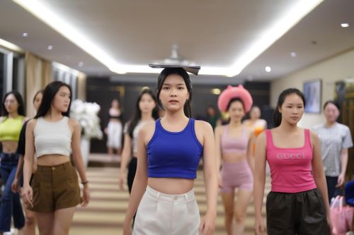 Với chiều cao 1,75 m và số đo ba vòng 81-64-93, Phương Thy (SBD 445) luôn nổi bật trên sân khấu và ở những buổi tập. Ngoài ra, việc từng làm người mẫu giúp cô có màn trình diễn khá ấn tượng trên sân khấu.