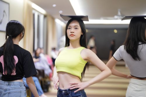 Trịnh Thùy Linh là một trong những thí sinh có gương mặt mộc ít khuyết điểm. Vòng eo 60 cm cùng chiều cao 1,72 m giúp cô ghi dấu ấn trong đêm chung khảo toàn quốc.