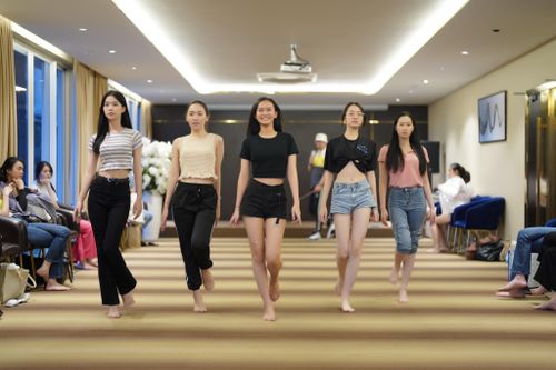 Sau khi trải qua vòng chung khảo với nhiều bài học cơ bản, buổi tập luyện ngày 30/11, thí sinh khoe hình thể chuẩn, vòng eo thon và gương mặt mộc ít khuyết điểm.