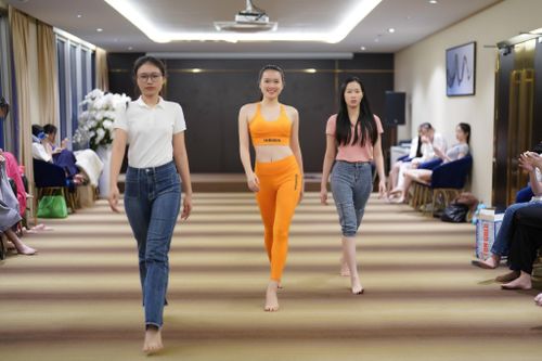 Crop top là trang phục được nhiều thí sinh chọn lựa khi đến với buổi huấn luyện nâng cao của chuyên gia catwalk Kelvin Cao. Chia sẻ với Tiền Phong, Phương Trinh (giữa) cho biết việc được để mặt mộc, mặc đồ tập giúp cô thoải mái, không lo trôi lớp trang điểm.