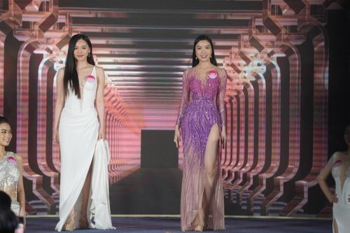 Đinh Khánh Hòa (SBD 088) và Lê Thanh Trúc (SBD 121) tỏa sáng trong bộ trang phục dạ hội xẻ tà cao. 
