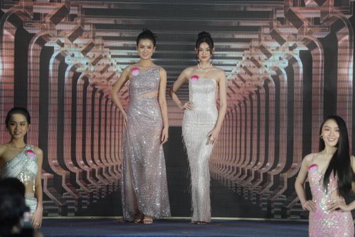 Bùi Hoàng Yến (SBD 232) và Trần Thị Bé Quyên (SBD 216) là hai thí sinh cùng có chiều cao ấn tượng 1,74 m. Cả hai đều chọn thiết kế đính kim tuyến tạo hiệu ứng lấp lánh trên sân khấu.