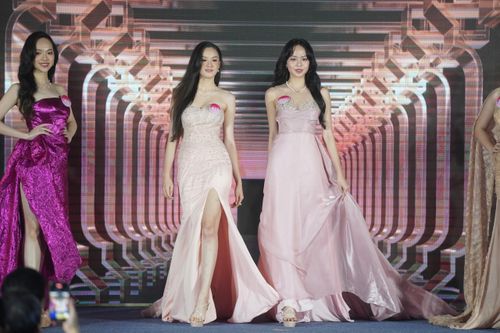 Trịnh Mỹ Anh (SBD 426) và Huỳnh Thị Thanh Thủy (SBD 005) là hai thí sinh có chiều cao nổi bật của Hoa hậu Việt Nam. Cả hai đều cao 1,75 m và sáng sân khấu, khả năng trình diễn ấn tượng.