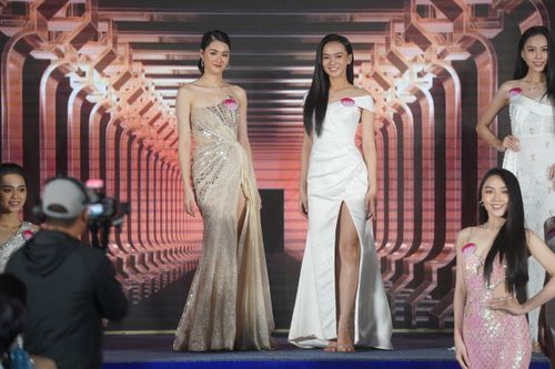 Lần đầu ra mắt báo chí, thí sinh Hoài Ngọc (SBD 045) và Trần Thị Hồng Nhung (SBD 462) tự tin thể hiện bản lĩnh sân khấu.