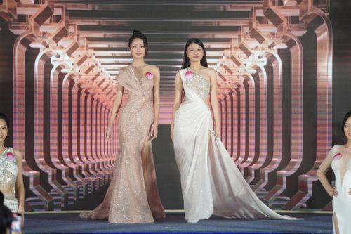Giáng My (SBD 114) và Lê Minh Anh (SBD 400) chọn thiết kế thắt eo, xẻ tà cao khoe vóc dáng trên sân khấu chung kết.